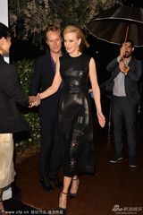 组图：妮可紧身皮裙现身 超模超低深V真空露胸