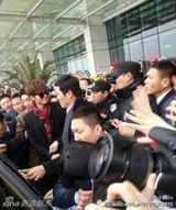 组图：李敏镐现身武汉 疯狂粉丝挤倒200斤记者