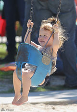 组图：阿尔芭一家外出游公园 小女儿圆脸激萌