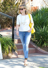 组图：瑞茜-威瑟斯彭洛城逛街 休闲装凸显气质