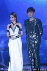 组图：萧亚轩罗志祥签约索尼被侃办婚礼