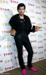 高清图：群星中歌榜后台亮相展示奖杯