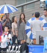 组图：宋慧乔拍公益片与小学生打成一片展亲和力