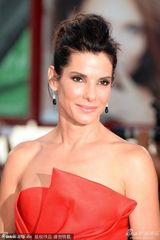 组图：《地心引力》桑德拉性感红裙亮相威尼斯