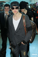 高清组图：JYJ离台粉丝夹道送机 保安人肉护身挡驾 