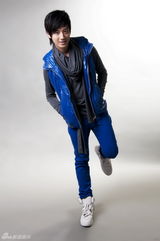 组图：赵文浩拍摄动感写真展现全新自我