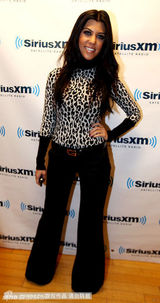 组图：卡黛珊三姐妹做客电台录制圣诞特别节目