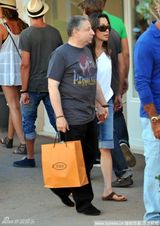 幻灯图：杨紫琼与F1老总街头拥吻 左脚畸形骨曝光 