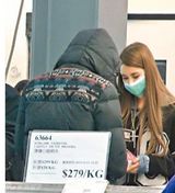 组图：周杰伦与女友昆凌戴口罩逛街 被拍照不躲