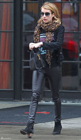 高清组图：艾玛-罗伯兹现身纽约 和男友人亲密