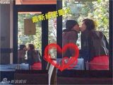 组图：黄宗泽秘恋大五岁女模 忘情甜蜜互吻