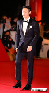 组图：釜山电影节开幕 TOP西装配小领结显帅气