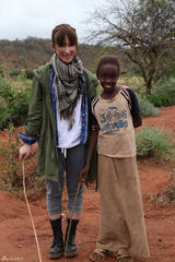 高清图：萧亚轩赴非洲肯尼亚探访 帮饥童挑水牧羊