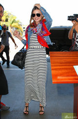 组图：米兰达长裙亮相机场 印花丝巾光彩靓丽