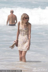 组图：泰勒-斯威夫特海边戏水 神秘男子全程陪伴