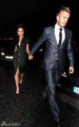 幻灯组图：贝克汉姆维多利亚时尚打扮出席名流晚宴