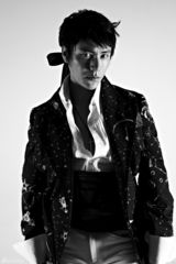 组图：陈坤登杂志封面 罕见露臂部纹身野性神秘