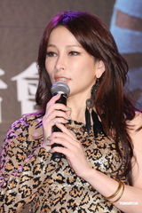 组图：温岚着豹纹裙庆功 有意拍孕时写真