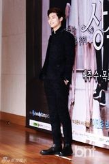 组图：李敏镐红装宣传《继承者》 主创华丽齐聚