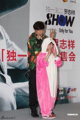 组图：罗志祥穿花衣签售 展现搞怪本色粉丝爆棚