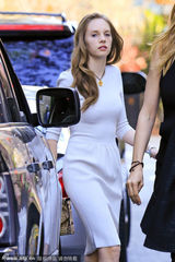 组图：乌玛瑟曼女儿样貌清纯 身材窈窕不输母亲