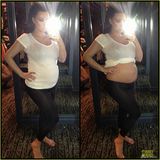 组图：卡戴珊大方掀衣秀孕肚 超大号臀部孕味足