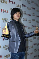 高清图：群星中歌榜后台亮相展示奖杯