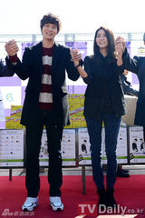 组图：韩星朱元与UEE为母校学弟学妹赠零食