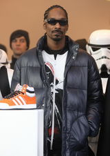 高清组图：饶舌歌手史努比狗狗参加《星战》展览