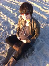 组图：刘芸美国待产照曝光 幸福妈妈海滩拥巨肚