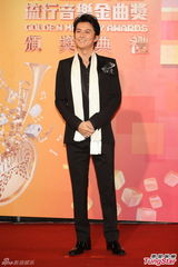 组图：福山雅治黑西服亮相 挥手致意显气质