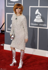 高清图：格莱美红毯琳达-雷蒙长袖亮片礼服亮相