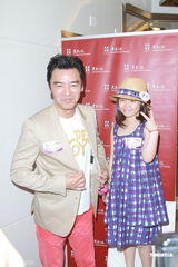 组图：钟镇涛携女出席活动 钟懿活泼好动镜头感强