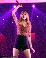 组图：斯威夫特红色水钻装美艳登台 献唱圣诞摇滚之夜