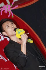 组图：杨宗纬香港举办签唱会 澄清与隋棠只是好友