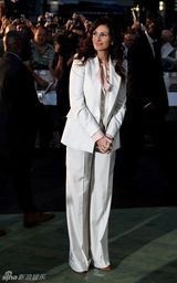 组图：朱莉娅-罗伯茨伦敦宣传新片 白色西装干练简洁