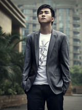 组图：翟天临漫步城市写真 英气诠释国产绅士范