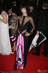 组图：白灵透视黑裙现身 背面裸露从头至臀