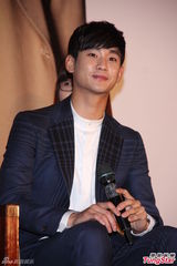 高清组图：金秀贤台湾会粉丝 帅气亮相讲台语