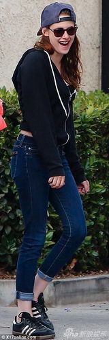 组图：斯图尔特与朋友聚会 笑容不断小秀香肩