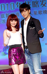 幻灯图：张韶涵携手罗志祥代言 默契合影似情侣