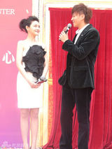 幻灯图：何润东贴心牵手当众表白 大S成刁蛮女友