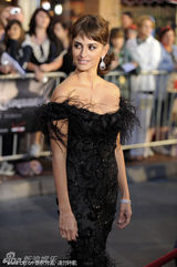 组图：德普短发亮相《海盗4》 佩内洛普似优雅人鱼