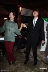 组图：阿雅卖旧衣做公益 自曝远距离恋爱进行时