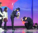 组图：杜海涛跪拜韩星权志龙 引网友怒骂丢人