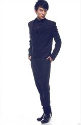 组图：许诺休闲造型拍帅气写真 尽显睿智儒雅