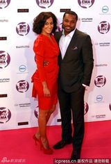 组图：2011MTV欧洲音乐奖红毯 比伯与女友各自亮相