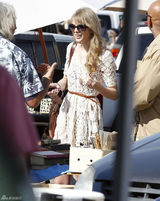 高清图：泰勒-斯威夫特穿白色蕾丝裙逛跳蚤市场