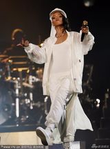 组图:蕾哈娜阿联酋开唱入乡随俗穿白袍收起性感