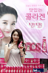 组图：韩歌手姜敏京靓装出席某饮品促销活动